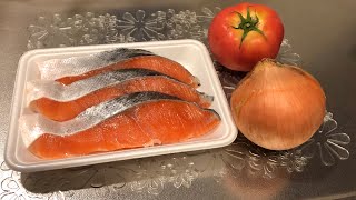 Se você tem peixe 1 cebola e tomate faça esse jantar fácil e rápido em minutos  鮭のトマト煮  簡単晩ご飯3品 [upl. by Iddo]