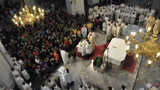 Chrismaviering in de Antwerpse OnzeLieveVrouwekathedraal [upl. by Kcirdnekal]