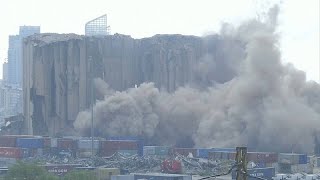 Beyrouth  Effondrement de silos à grains endommagés par un incendie [upl. by Myra357]