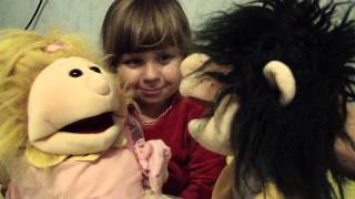 Plumette 3 ans mime et punit sa marionnette [upl. by Akirdnas]