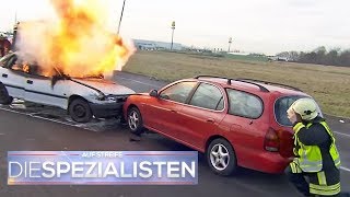 Schock für die Feuerwehr Unerwartete Explosion bei Autobrand  Die Spezialisten  SAT1 TV [upl. by Clementas]