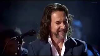 Marco Antonio Solis amp Roberto Carlos — Arrastra una Silla Live [upl. by Addiel729]