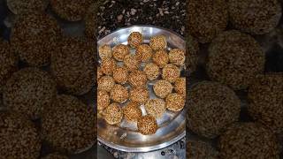 Inn sardiyo Mai bnaaiye til ke laddu Ghar per 😉ytytshortsshorts cookingrecipeytthumbnailviral [upl. by Ehcor]