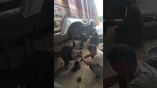 टाटा ट्रक को ग्रेसिंगTata truck ki servicingTata 4825 tractor ki servicing16 tyre wali Tata truck [upl. by Edwina]