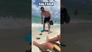 Engañaron a este HOMBRE en la PLAYA 😂🦈 [upl. by Nosydam]