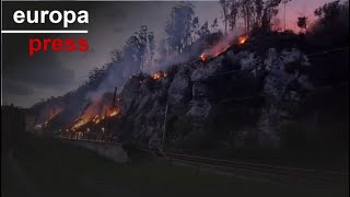 Uno de los 25 incendios forestales obliga a cerrar el tráfico ferroviario en Casar de Periedo [upl. by Rases]