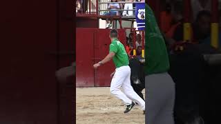 EL MEJOR RECORTADOR DE TOROS BRAVOS toros sports madrid [upl. by Eolande]