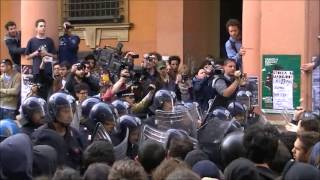 Polizia fugge da piazza Verdi [upl. by Reifel]