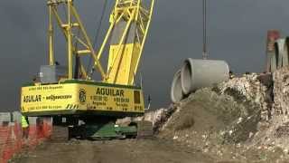 SENNEBOGEN  Construction 2200 Crawler Crane handling concrete with hook Spain [upl. by Otxilac692]