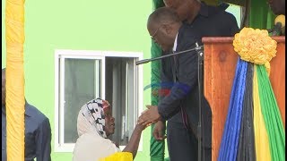 Tazama Rais Magufuli alivyomjaza fedha Bibi Havintishi wakati akihutubia [upl. by Kern]