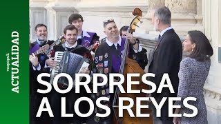 Una tuna sorprende a los Reyes Ayuso y Pedro Sánchez [upl. by Hanonew]