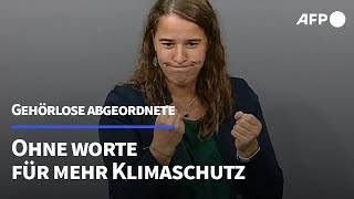 Gehörlose Abgeordnete wirbt im Bundestag für mehr Klimaschutz  AFP [upl. by Adnawak103]