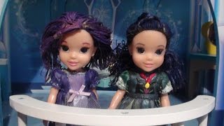 Mal and Evies Magic sleepover at Elsias Ice Castle Part 1Toddler Anna and Elsia Descendants dolls [upl. by Ayerdna]