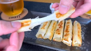 さけるチーズでビヨ〜ん！餃子の皮を巻いて作る簡単チーズスティック！おうち居酒屋！スナック感覚でパクパクいけるおつまみレシピです！簡単おつまみ料理で夫婦晩酌 [upl. by Kirschner720]