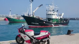 BARCOS PESQUEROS con GRUA en Getaria traen anchoas  VÃDEO para NIÃ‘OS  YAMAHA RD 500 LC V4 [upl. by Sid306]