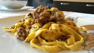 Tagliatelle con salsiccia e tartufata bianca  Le video ricette di Lara [upl. by Sacken]