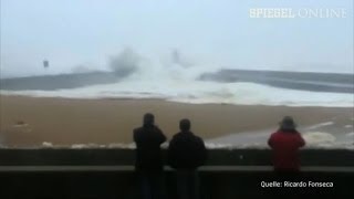 Welle in Portugal Schaulustige flüchten vor Wassermassen  DER SPIEGEL [upl. by Izmar]