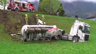 Golling Sattelschlepper stürzt über Böschung [upl. by Niloc]