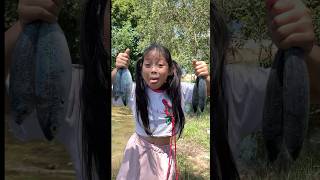 Survival Skills Angry sister finds a lot of fish in FOREST survival bushcraft camping useful [upl. by Assadah52]