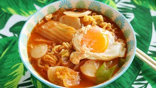 TteokRamyeon Korean ramyeon with rice cake 떡라면 [upl. by Karna]