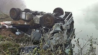 Un camion tombe du pont de Pont de lArche les opérations de levage auront lieu mercredi [upl. by Tobi]