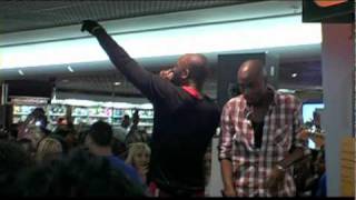 Singuila crée lémeute lors de son concert à la Fnac du forum des Halles [upl. by Filmer]