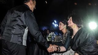 Kamal and Sarika share friendly handshake at Shamitabh audio launch  Hot Cinema News [upl. by Aimaj]