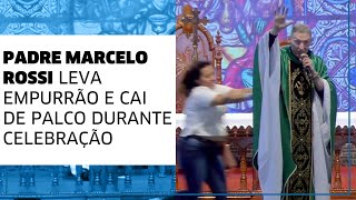 Padre Marcelo Rossi leva empurrão e cai de palco durante celebração [upl. by Dnalyag984]