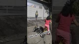 Caindo o portãohumor paiefilho grau bike viralshorts [upl. by Nosduh211]