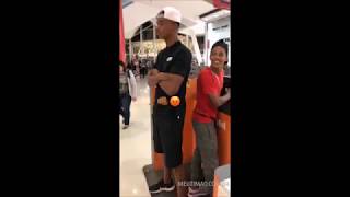 Carlinhos tira onda de segurança de Pedrinho em shopping [upl. by Anned]