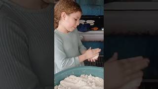 A pesar de su corta edad echa las tortillas con excelencia 🫓 elsalvadoresbello viralvideo [upl. by Arin193]