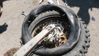 Como reparar pinchazo sin desmontar la rueda de la moto [upl. by Halverson]