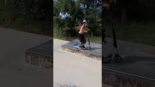 Ça glisse sur le curb  😵‍💫😵‍💫 shorts scooter tricks [upl. by Hayilaa]