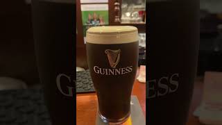 That a real pint of Irish Guinness we do it best 🇮🇪ireland pints guinness oldmanuncut4499 [upl. by Pattie]