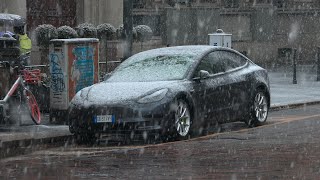 Milano sotto la neve i fiocchi scendono con intensità [upl. by Jody116]