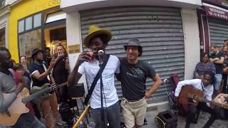 Concert 3 en live de keziah Jones improvisé dans la rue de paris 20 èm le 19 juillet 2018 [upl. by Malony147]