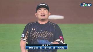 1103 總冠軍賽G5 統一 vs Lamigo 賽前，劉時豪與陳禹勳投捕搭配聯手進行開球儀式，以特殊的方式重回總冠軍賽 [upl. by Britteny]