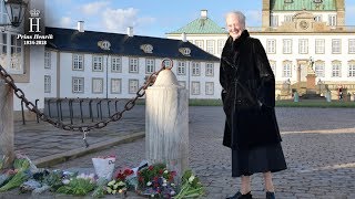 Dronning Margrethe så de mange blomsterhilsner til prins Henrik på Fredensborg [upl. by Yrro]