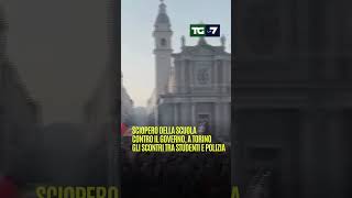 Sciopero della scuola contro il governo a Torino gli scontri tra studenti e polizia [upl. by Florence]