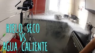 Qué ocurre si echas hielo seco en agua caliente [upl. by Naivart]