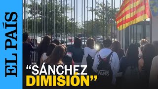 DANA  Así han recibido al presidente del Gobierno en Valencia quot¡Sánchez dimisiónquot  EL PAÍS [upl. by Sivad]