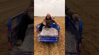 handpush fertilizer spreader to spread fertilizer in the future It is really convenientviralvideo [upl. by Maria258]