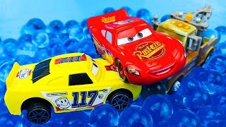 Carros para niños  Rayo Mcqueen en Piscina de Orbeez  Disney Pixar Cars [upl. by Paschasia655]