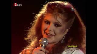 Kirsty MacColl  Theres a guy works down the chip shop swears hes Elvis DISCO 81 HIQ [upl. by Anelegna]