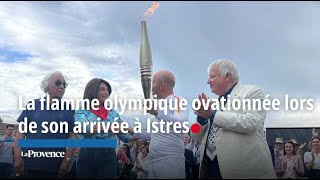 La flamme olympique ovationnée lors de son arrivée à lhôtel de ville dIstres [upl. by Raynor169]