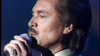 Engelbert Humperdinck Wrap Your Arms Around Me Live Breathtaking voice wmv [upl. by Albright106]