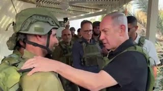 Israele Netanyahu visita i kibbutz dei massacri per ascoltare e incoraggiare i suoi soldati [upl. by Eiduj361]