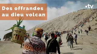 Indonésie  des offrandes au dieu volcan au mont Bromo [upl. by Erida]