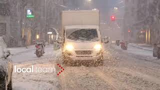 Milano neve corso Venezia forti difficoltà circolazione [upl. by Htebsil]