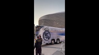 LLEGADA del autobús del REAL MADRID al BERNABÉU para el PARTIDO de CHAMPIONS [upl. by Halstead]